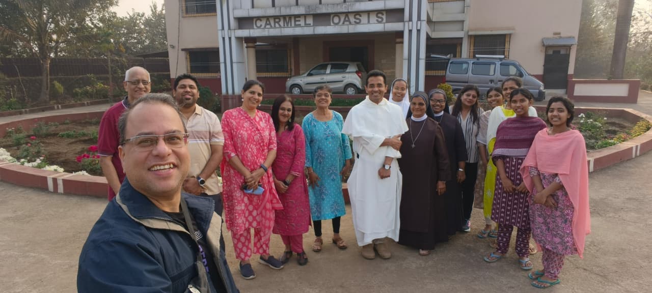 Visitors and sisters gathered together outside the Carmel Oasis building.